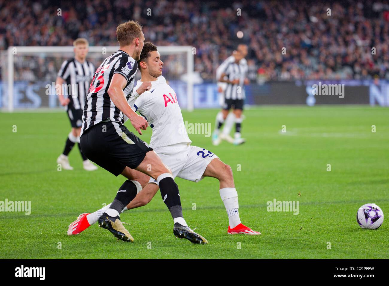 Dan Burn de Newcastle concourt pour le ballon avec Brennan Johnson de Tottenham lors du match d'exposition entre Tottenham et Newcastle au MCG O. Banque D'Images