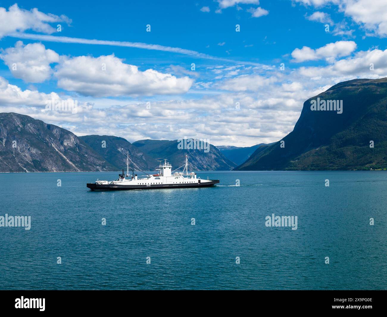 Ferry traversant le Sognefjord. La traversée en ferry entre Mannheller et Fodnes Banque D'Images