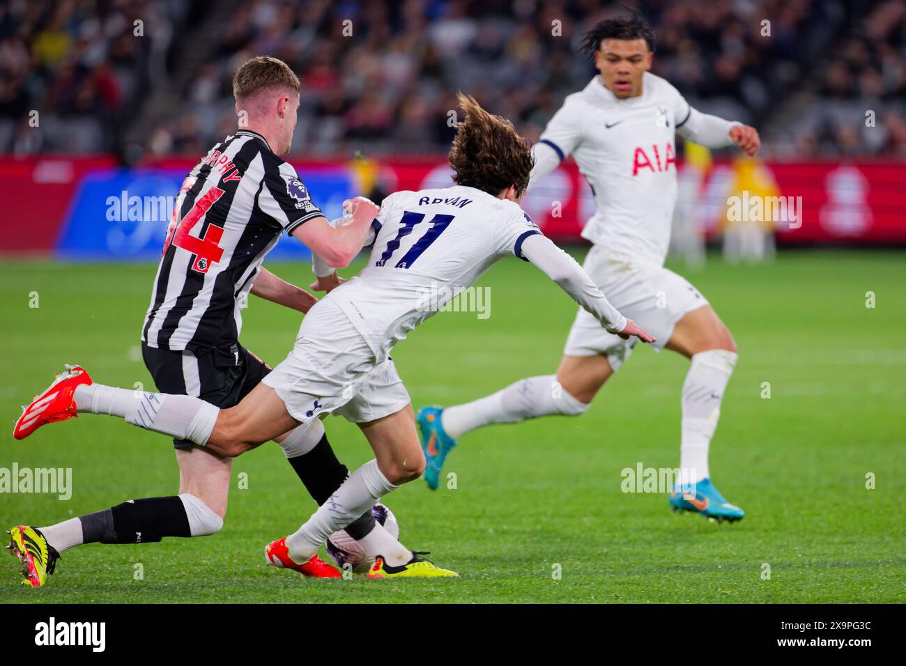 Alex Murphy de Newcastle concourt pour le ballon avec Bryan Gil de Tottenham lors du match de l'exposition entre Tottenham et Newcastle au MCG sur M. Banque D'Images