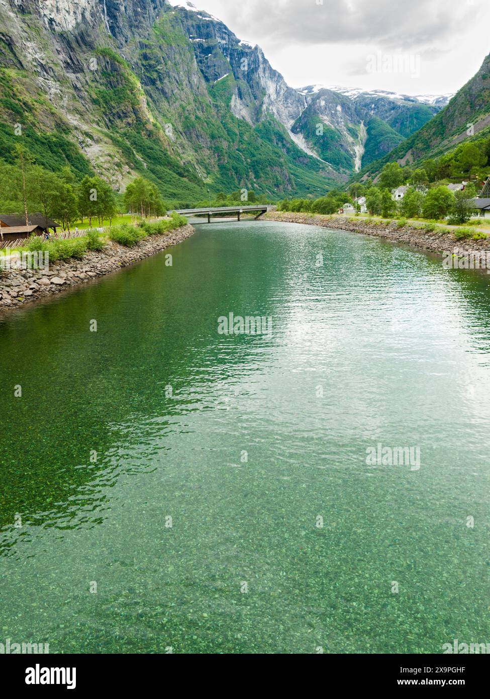 Vue sur le fjord le plus étroit de Norvège Banque D'Images