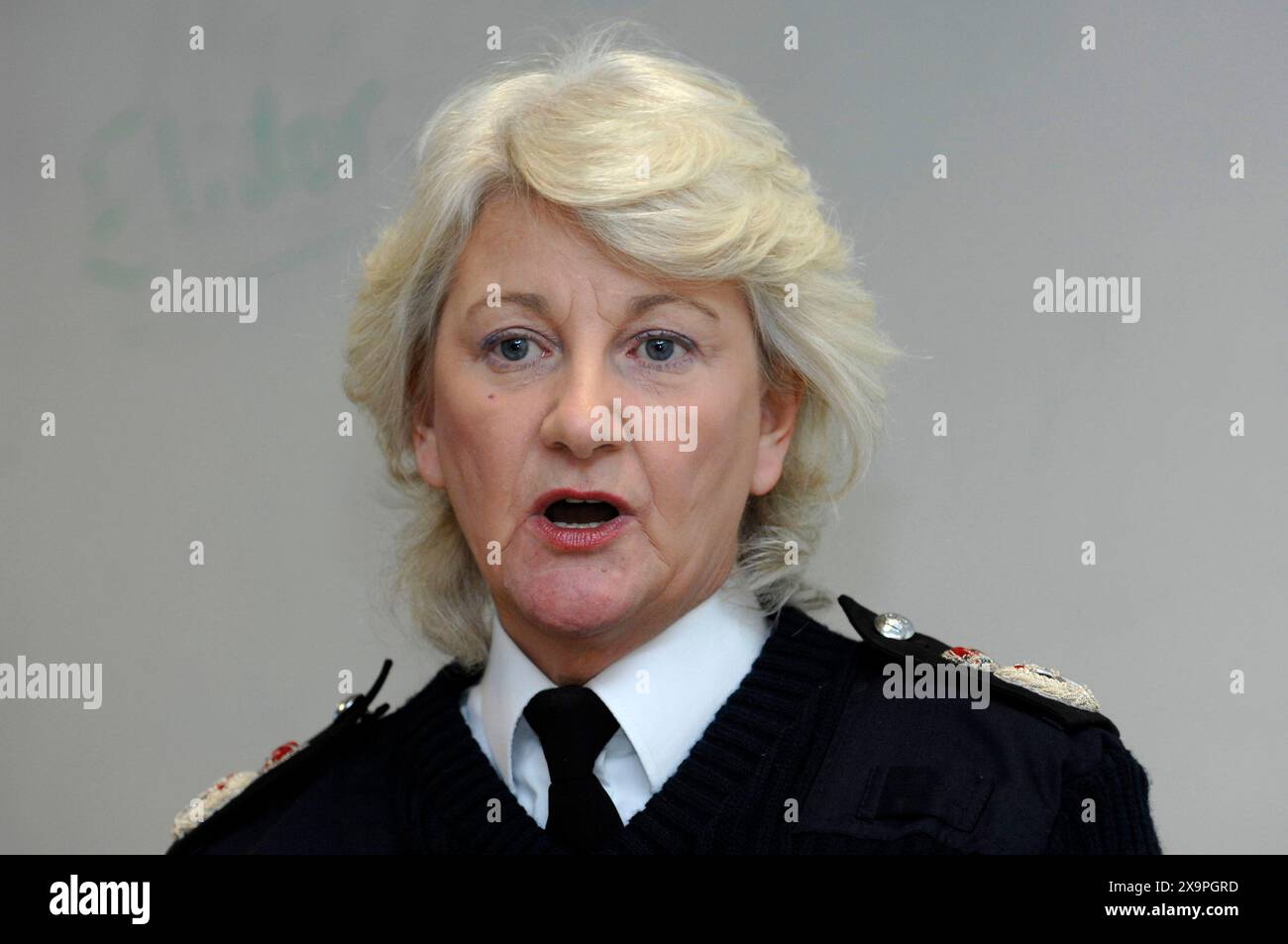 Barbara Wilding, chef de la police du pays de Galles du Sud photographiée lors de sa visite au campus Cyncoed de l'UWIC à Cardiff aujourd'hui (lundi 26/11/07). Banque D'Images