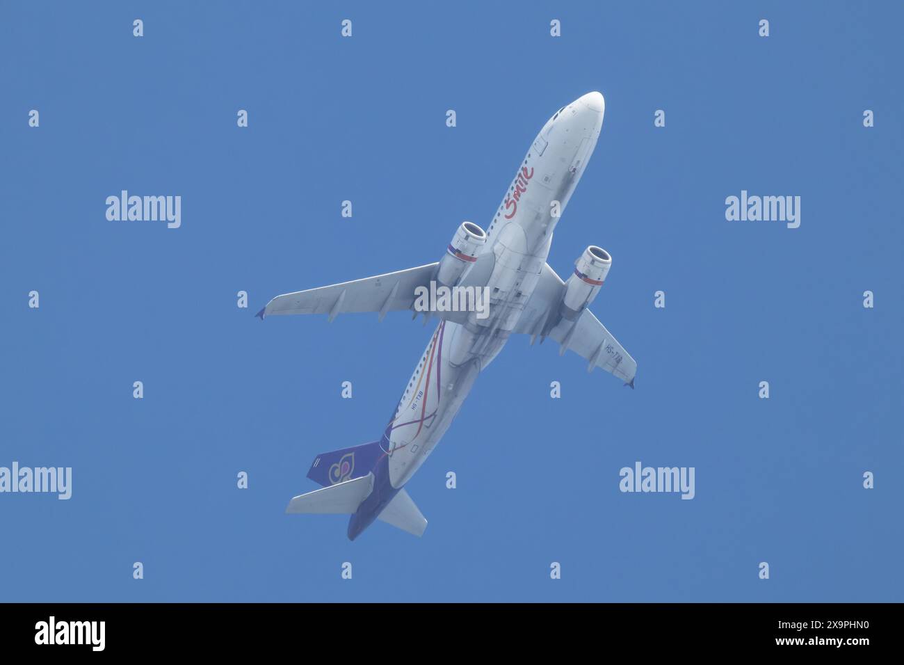 Chiangmai, Thaïlande - novembre 28 2023 : Airbus A320-200 HS-TXB de Thai Smile Airway. Décollez de l'aéroport de Chiangmai à Bangkok Suvarnabhumi. Banque D'Images