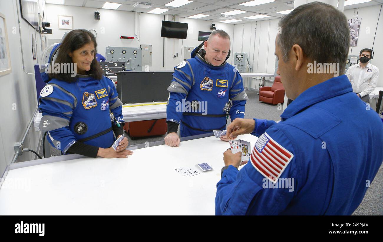 Cap Canaveral (États-Unis d'Amérique). 01 juin 2024. L'astronaute de la NASA Butch Wilmore, au centre, et son coéquipier Suni Williams, à gauche, jouent au traditionnel jeu de cartes avant vol à l'intérieur du Neil A. Armstrong Operations and Checkout Building au Kennedy Space Center, le 1er juin 2024, à Cape Canaveral, en Floride. La tradition de départ des astronautes américains demande à l'équipage de jouer au poker jusqu'à ce que le commandant joue la pire main. Crédit : Glenn Benson/NASA photo/Alamy Live News Banque D'Images