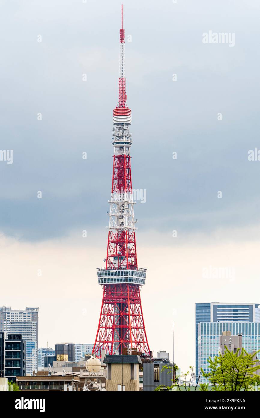 L'emblématique tour rouge et blanche de Tokyo sur le skyline de la ville sur un fond de nuages gris couvert. Il est utilisé pour les communications et l'observation. Banque D'Images