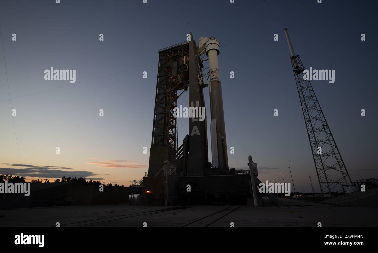 Cap Canaveral (États-Unis d'Amérique). 30 mai 2024. Le vaisseau spatial Boeing CST-100 Starliner au-dessus de la fusée ULA Atlas V au coucher du soleil alors qu'il se prépare pour le lancement depuis le complexe spatial Space Launch-41 au Kennedy Space Center, le 30 mai 2024, à Cape Canaveral, en Floride. Le Starliner First Manned Crew Flight test a subi une série de retards et devrait être lancé le 1er juin. Crédit : Joel Kowsky/NASA photo/Alamy Live News Banque D'Images