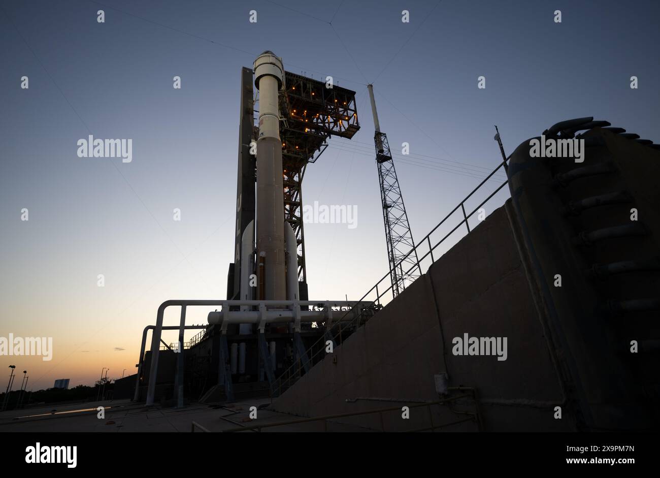Cap Canaveral (États-Unis d'Amérique). 30 mai 2024. Le vaisseau spatial Boeing CST-100 Starliner au-dessus de la fusée ULA Atlas V au coucher du soleil alors qu'il se prépare pour le lancement depuis le complexe spatial Space Launch-41 au Kennedy Space Center, le 30 mai 2024, à Cape Canaveral, en Floride. Le Starliner First Manned Crew Flight test a subi une série de retards et devrait être lancé le 1er juin. Crédit : Joel Kowsky/NASA photo/Alamy Live News Banque D'Images