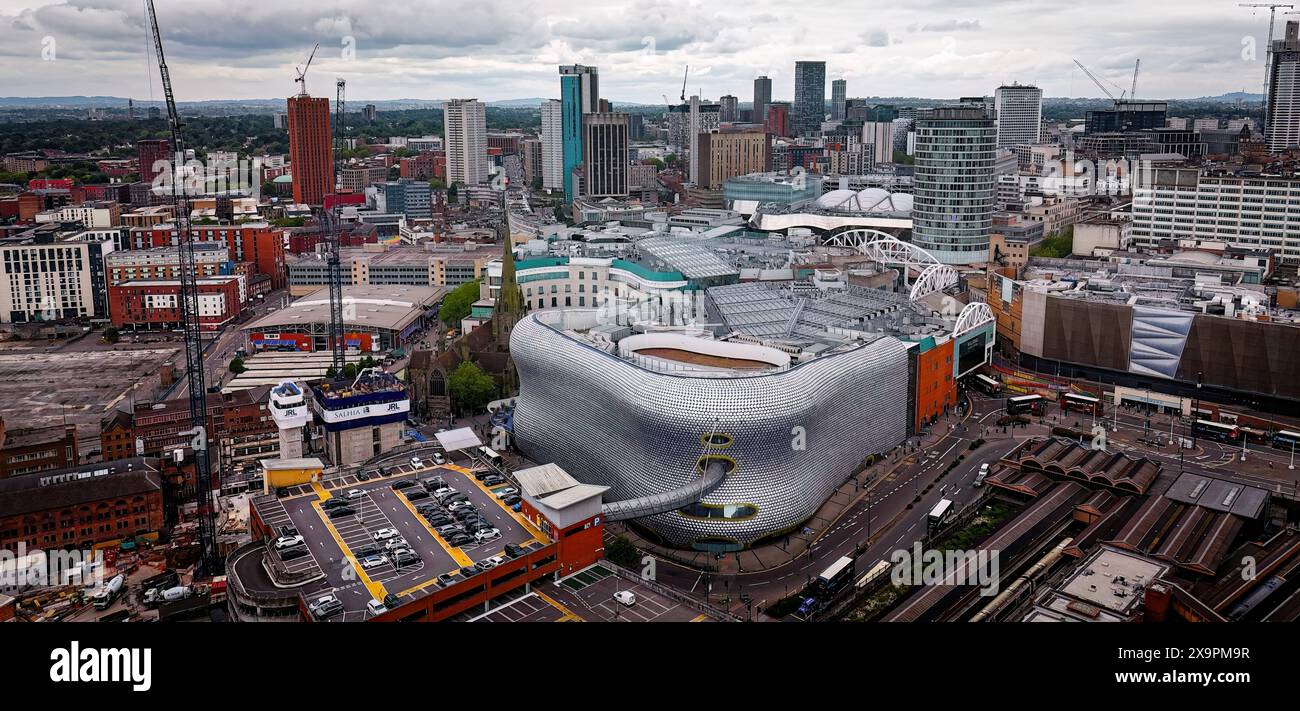 Vue aérienne de Birmingham avec arènes dans le centre-ville - BIRMINGHAM, ROYAUME-UNI - 24 MAI 2024 Banque D'Images