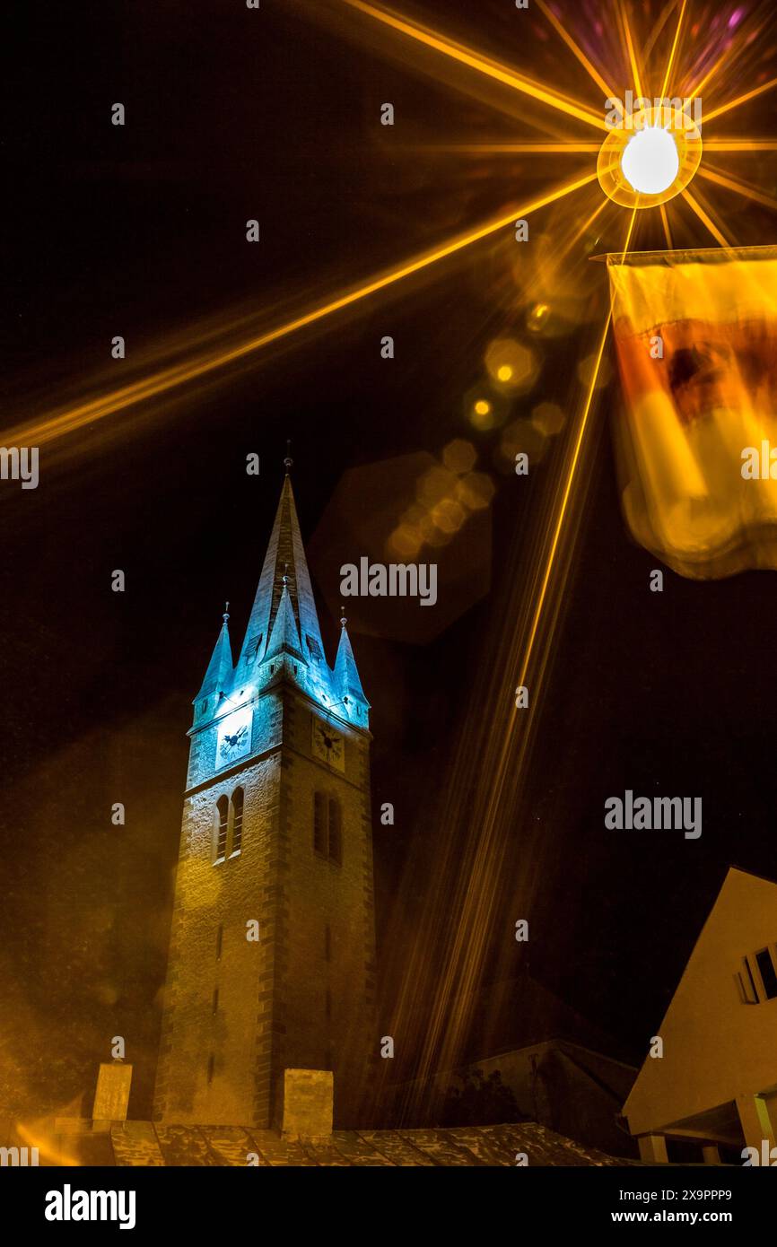Église réformée de Turda, Roumanie, photographie de nuit à longue exposition avec diffraction de la lumière de lampadaire Banque D'Images