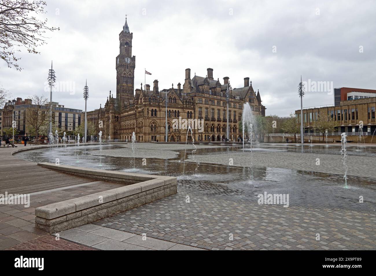 Hôtel de ville de Bradford, Centenary Square et City Park Banque D'Images