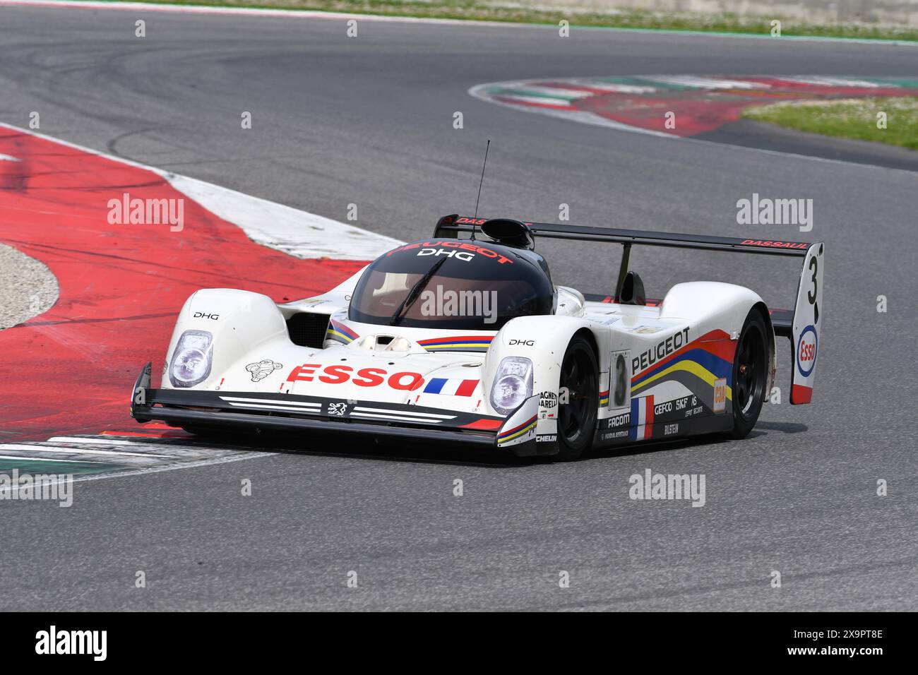 Scarperia, 5 avril 2024 : Peugeot 905 Evo 1 bis Group C année 1991 en action lors du Mugello Classic 2024 au Mugello circuit en Italie. Banque D'Images