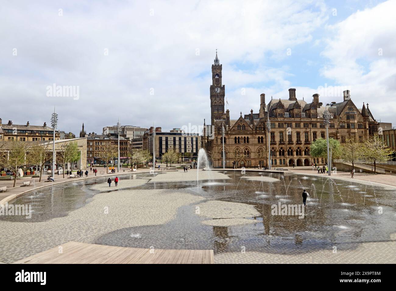 Hôtel de ville de Bradford, Centenary Square et City Park Banque D'Images