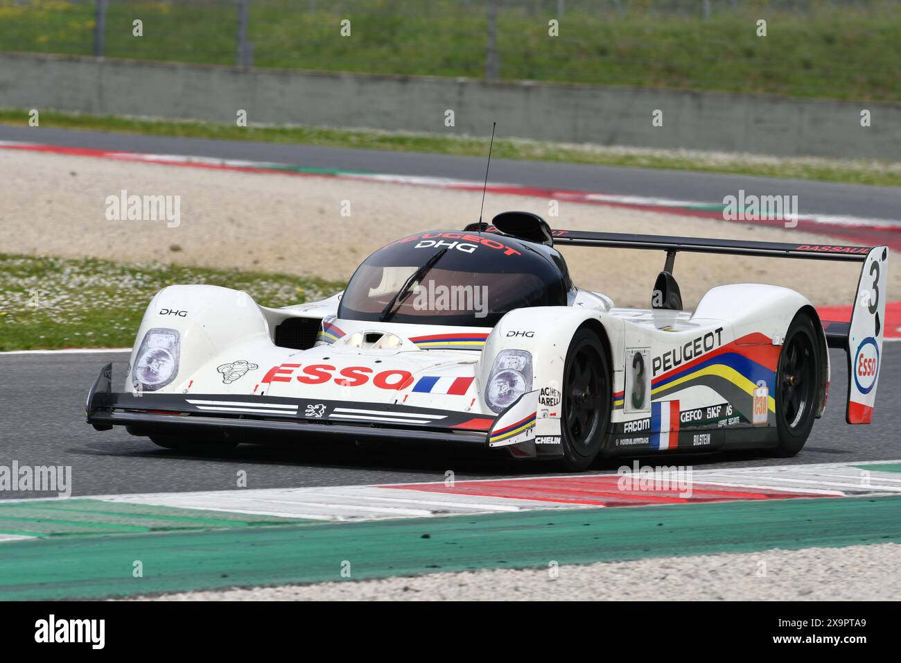 Scarperia, 5 avril 2024 : Peugeot 905 Evo 1 bis Group C année 1991 en action lors du Mugello Classic 2024 au Mugello circuit en Italie. Banque D'Images