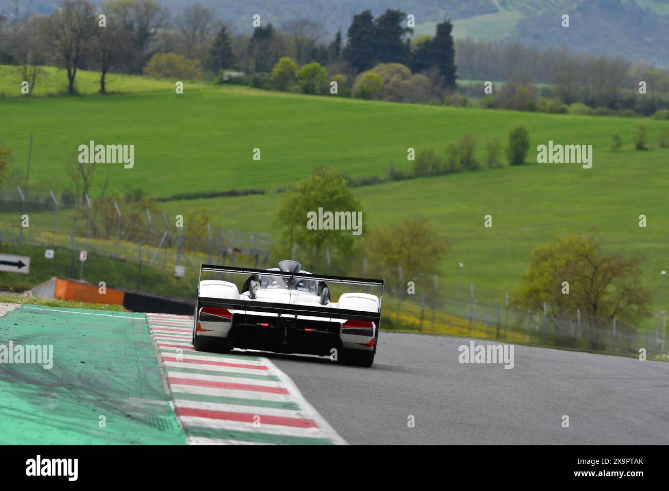 Scarperia, 5 avril 2024 : Peugeot 905 Evo 1 bis Group C année 1991 en action lors du Mugello Classic 2024 au Mugello circuit en Italie. Banque D'Images