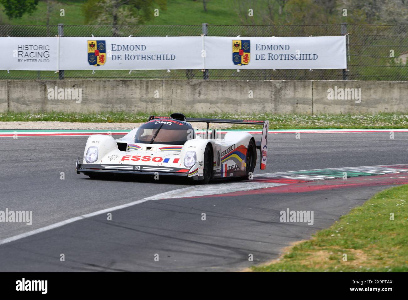 Scarperia, 5 avril 2024 : Peugeot 905 Evo 1 bis Group C année 1991 en action lors du Mugello Classic 2024 au Mugello circuit en Italie. Banque D'Images