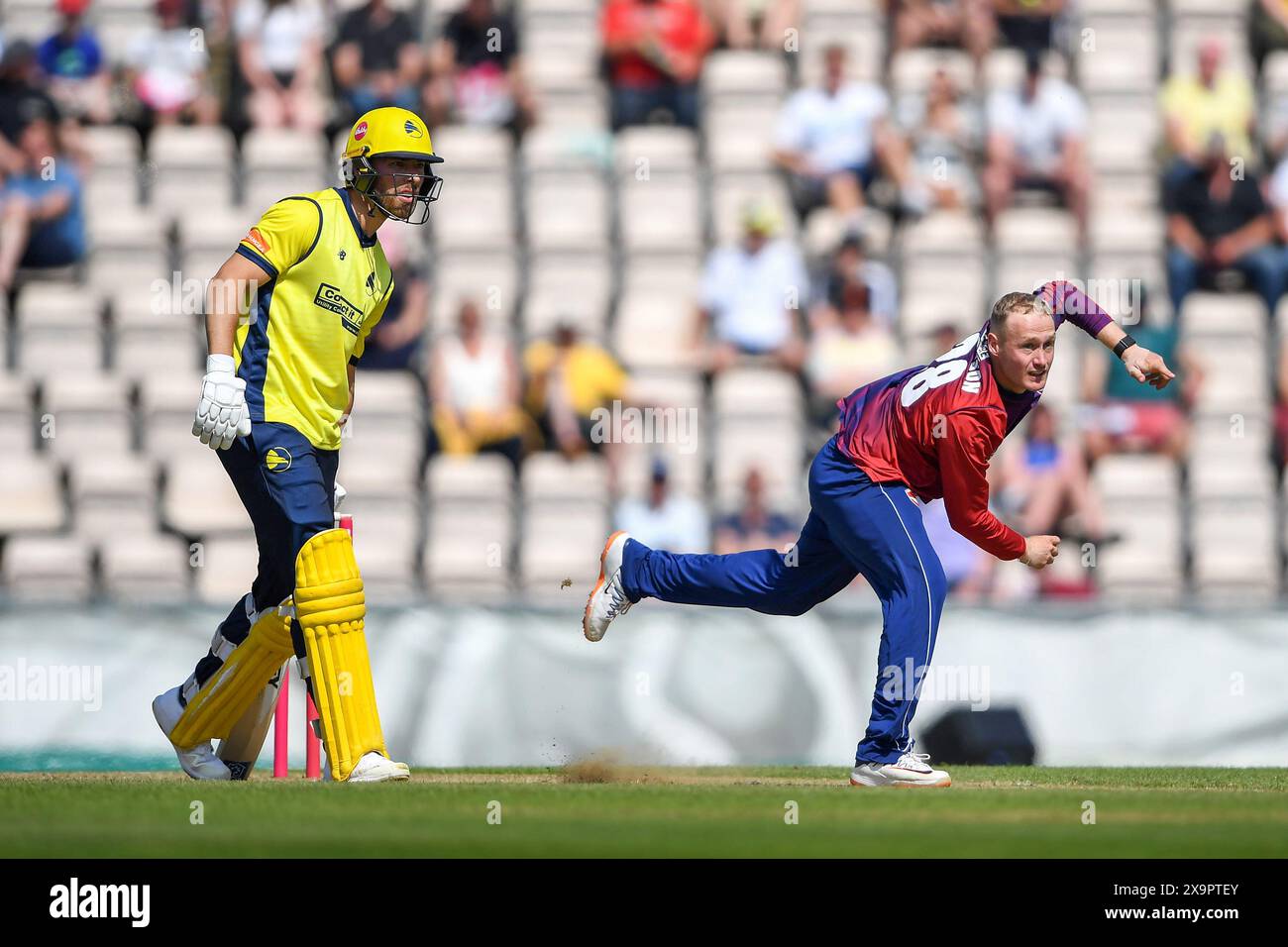 Southampton, Royaume-Uni. 2 juin 2024. Matt Parkinson du Kent Spitfires au bowling lors du Vitality Blast match entre les Hampshire Hawks et Kent Spitfires au Utilita Bowl. Crédit : Dave Vokes/Alamy Live News Banque D'Images