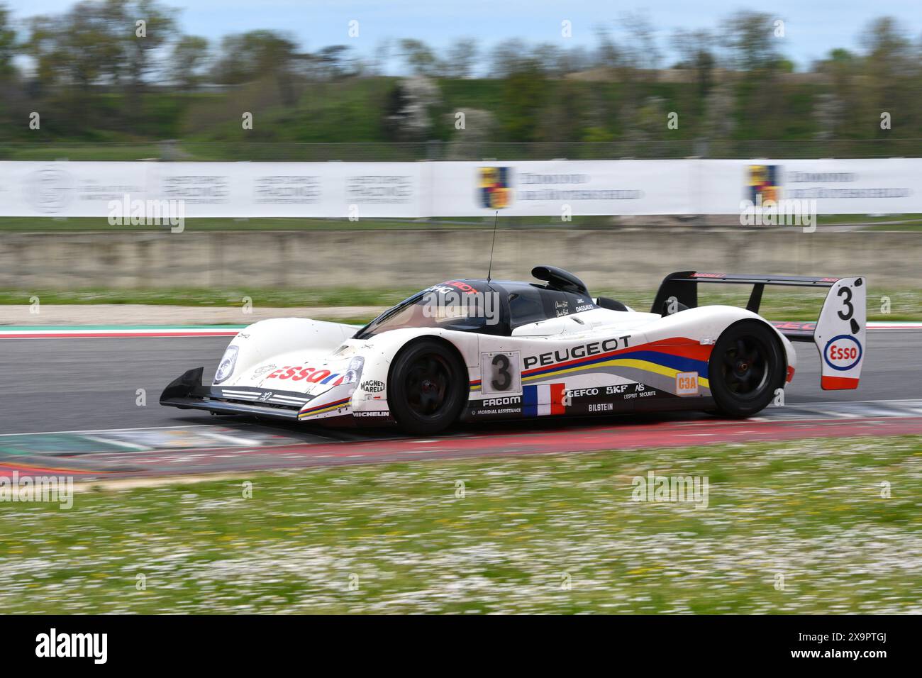 Scarperia, 5 avril 2024 : Peugeot 905 Evo 1 bis Group C année 1991 en action lors du Mugello Classic 2024 au Mugello circuit en Italie. Banque D'Images