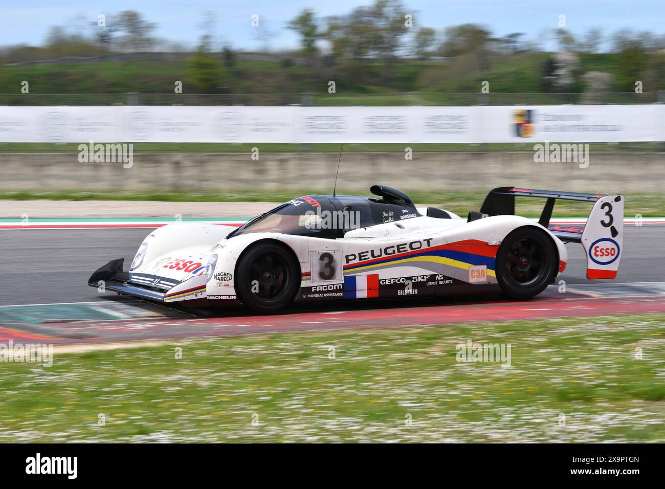 Scarperia, 5 avril 2024 : Peugeot 905 Evo 1 bis Group C année 1991 en action lors du Mugello Classic 2024 au Mugello circuit en Italie. Banque D'Images