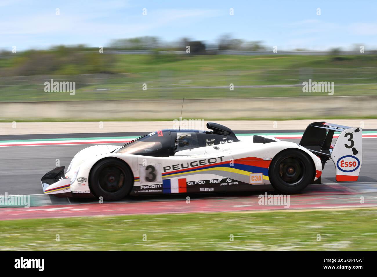 Scarperia, 5 avril 2024 : Peugeot 905 Evo 1 bis Group C année 1991 en action lors du Mugello Classic 2024 au Mugello circuit en Italie. Banque D'Images