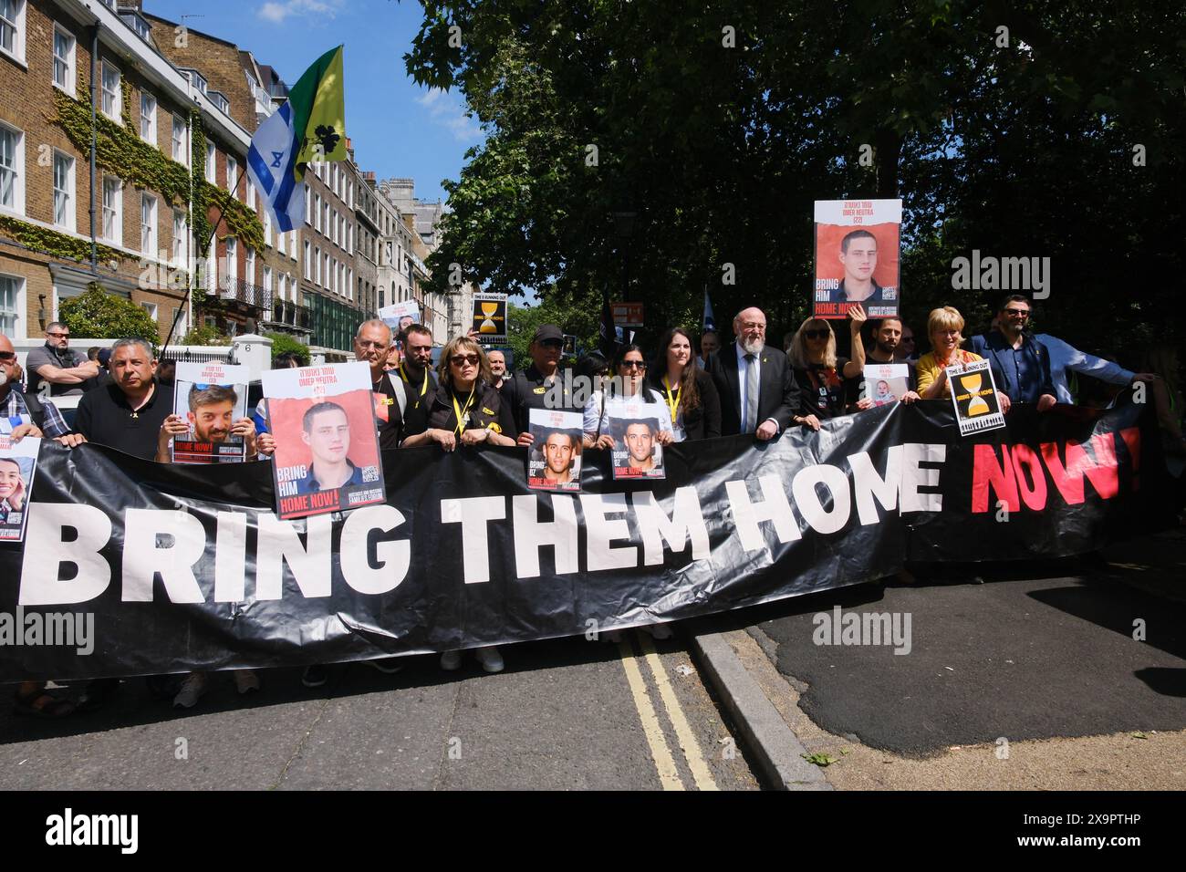Londres, Royaume-Uni. 2 juin 2024. Les personnes soutenant Israël participent à la marche « United We Bring Them Home » de Lincoln's Inn Fields à Downing Street. Credit : Matthew Chattle/Alamy Live News Banque D'Images