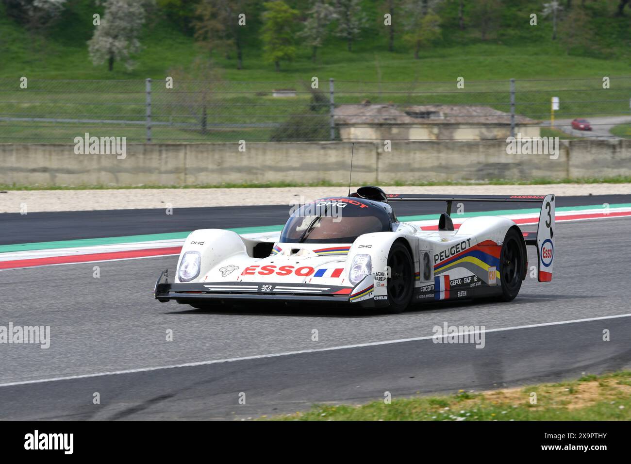 Scarperia, 5 avril 2024 : Peugeot 905 Evo 1 bis Group C année 1991 en action lors du Mugello Classic 2024 au Mugello circuit en Italie. Banque D'Images