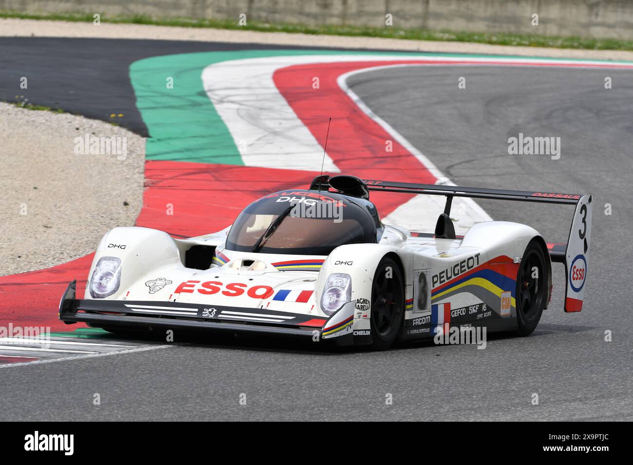 Scarperia, 5 avril 2024 : Peugeot 905 Evo 1 bis Group C année 1991 en action lors du Mugello Classic 2024 au Mugello circuit en Italie. Banque D'Images