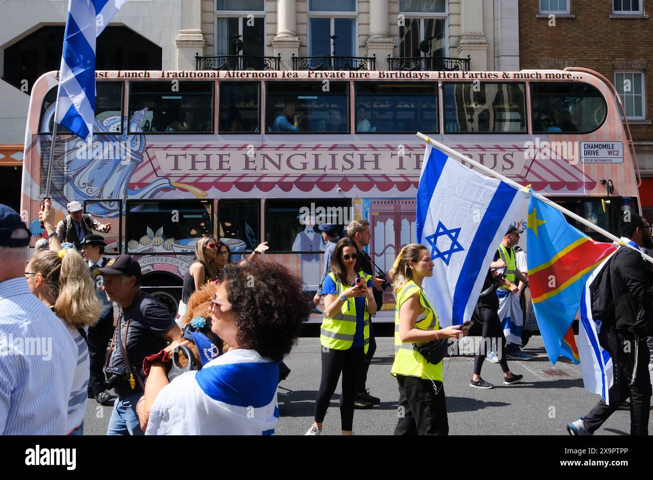 Londres, Royaume-Uni. 2 juin 2024. Les personnes soutenant Israël participent à la marche « United We Bring Them Home » de Lincoln's Inn Fields à Downing Street. Credit : Matthew Chattle/Alamy Live News Banque D'Images
