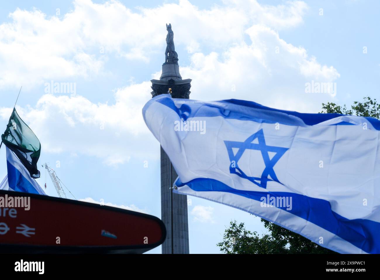Londres, Royaume-Uni. 2 juin 2024. Les personnes soutenant Israël participent à la marche « United We Bring Them Home » de Lincoln's Inn Fields à Downing Street. Credit : Matthew Chattle/Alamy Live News Banque D'Images
