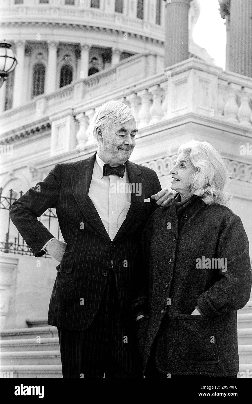 Sénateur américain Daniel Patrick Moynihan (d-New York), avec son épouse Liz, bâtiment du Capitole des États-Unis, Washington, D.C. Michael Geissinger, 1987 ans Banque D'Images