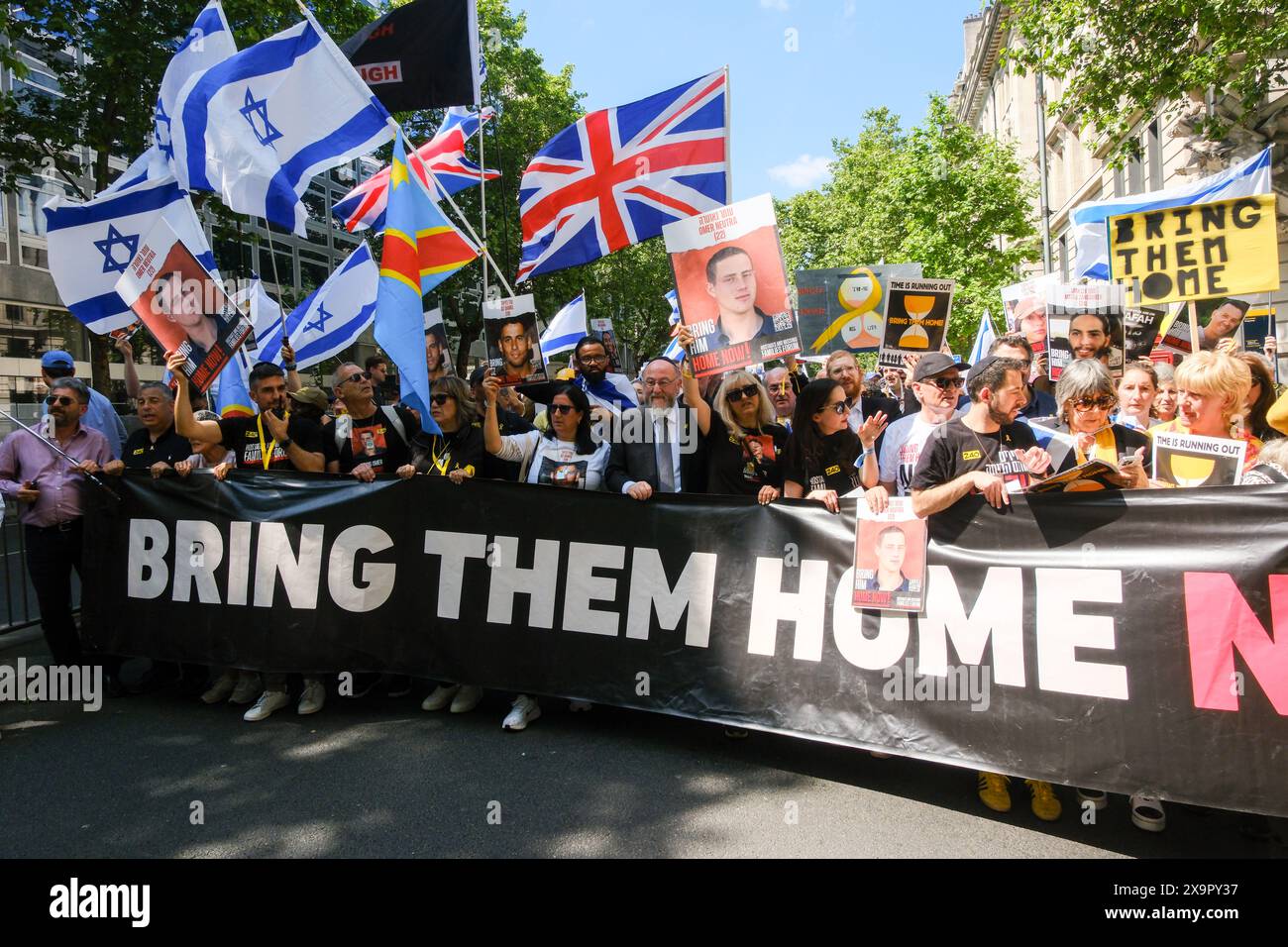 Londres, Royaume-Uni. 2 juin 2024. Les personnes soutenant Israël participent à la marche « United We Bring Them Home » de Lincoln's Inn Fields à Downing Street. Credit : Matthew Chattle/Alamy Live News Banque D'Images
