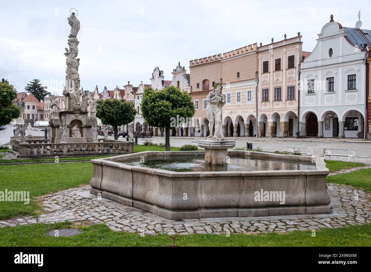 Fontaine et une colonne de peste, et maisons bourgeoises, Zachariáš de la place Hradec, Telč, district de Jihlava dans la région de Vysočina en République tchèque Banque D'Images