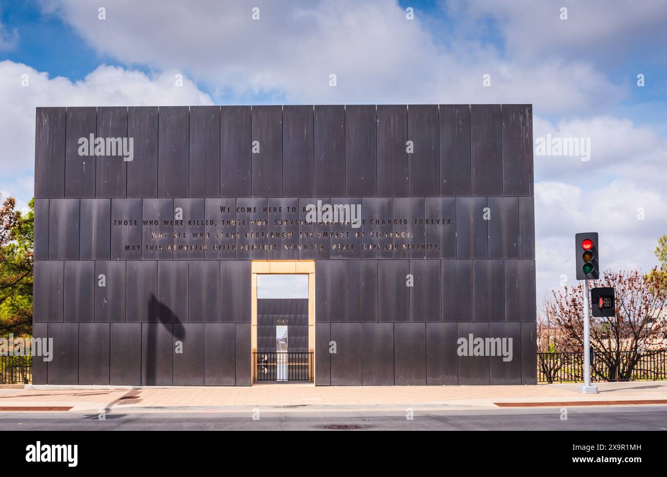 Oklahoma City, Oklahoma, États-Unis - 17 mars 2017 : les portes monumentales du temps symbolisent l'innocence et la guérison au mémorial national d'Oklahoma City. Banque D'Images