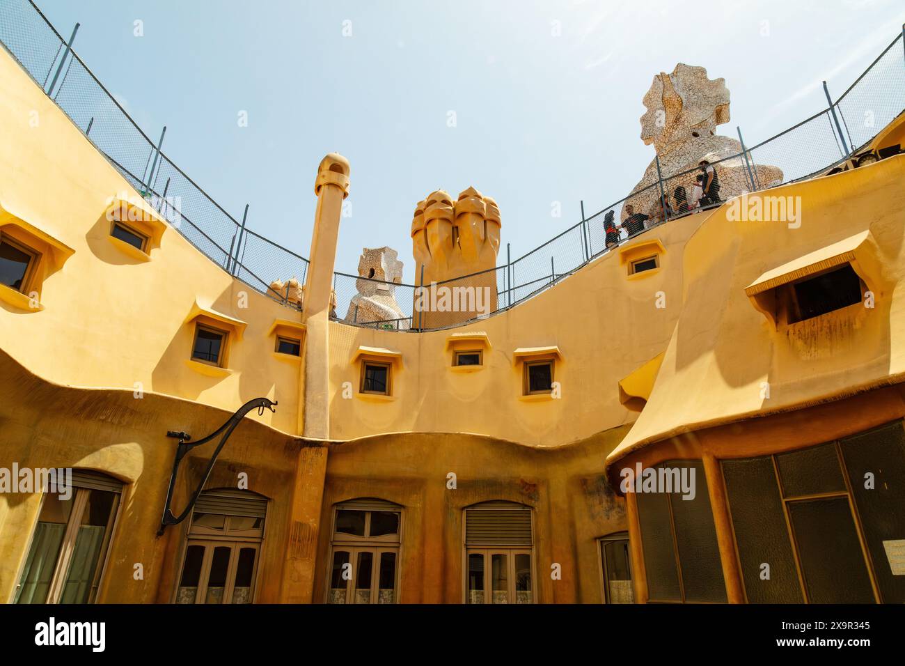 Toiture et cheminées décoratives à la Pedrera - Casa Milà, appartements d’Antoni Gaudi sur le Passeig de Gracia, Barcelone, Catalogne, Espagne. Banque D'Images