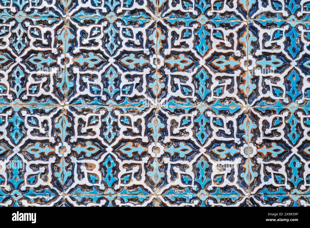 Ancien mur de l'ancienne mosquée Hazrati Imam est décoré avec des carreaux de céramique avec ornement oriental traditionnel ouzbek motif islamique en Ouzbékistan Banque D'Images