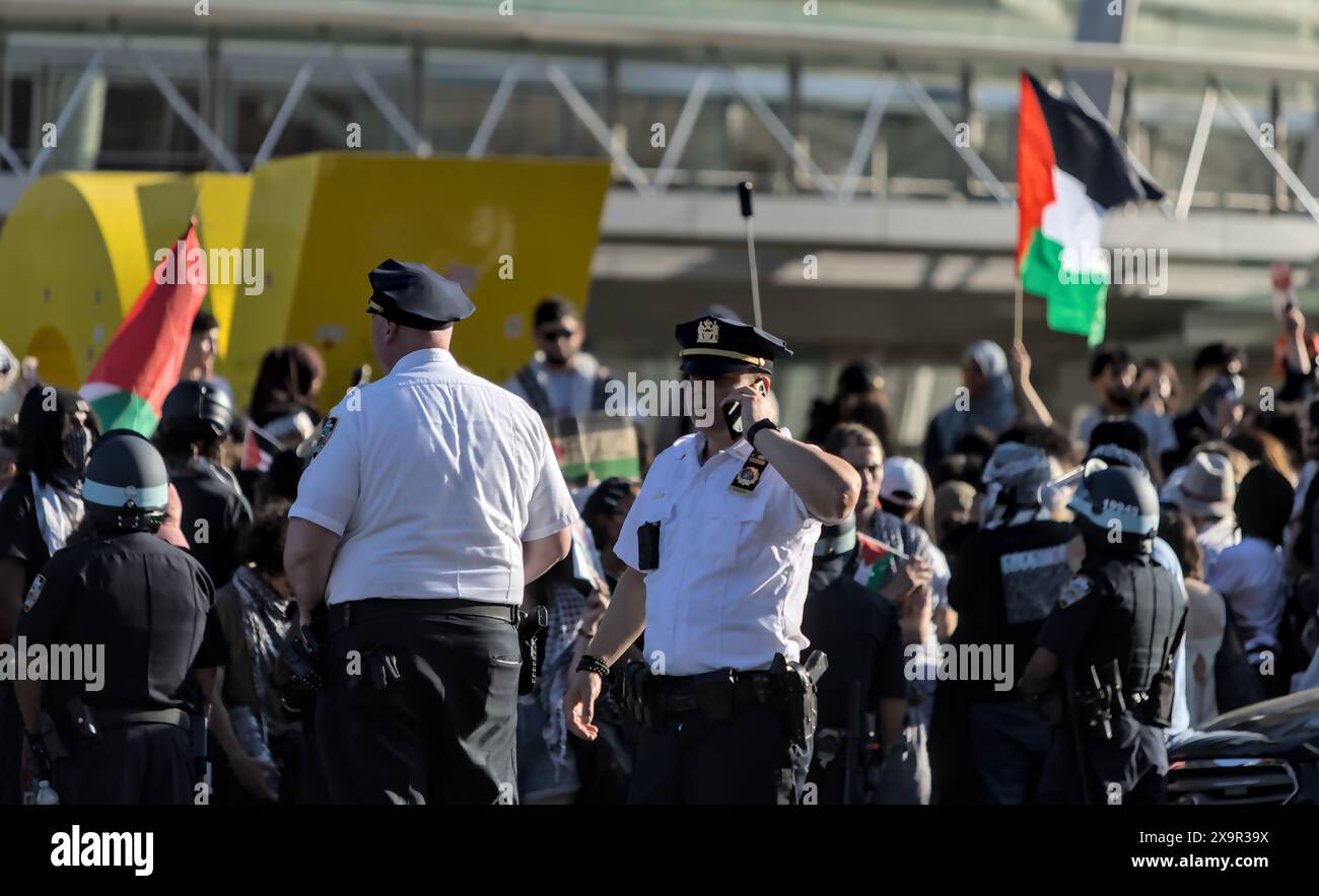 Brooklyn, NY - mai 31 2024 : le lieutenant de police du NYPD parle sur téléphone portable lors d'une manifestation pro-palestinienne au Brooklyn Museum sur Eastern Parkway, Brooklyn, Banque D'Images