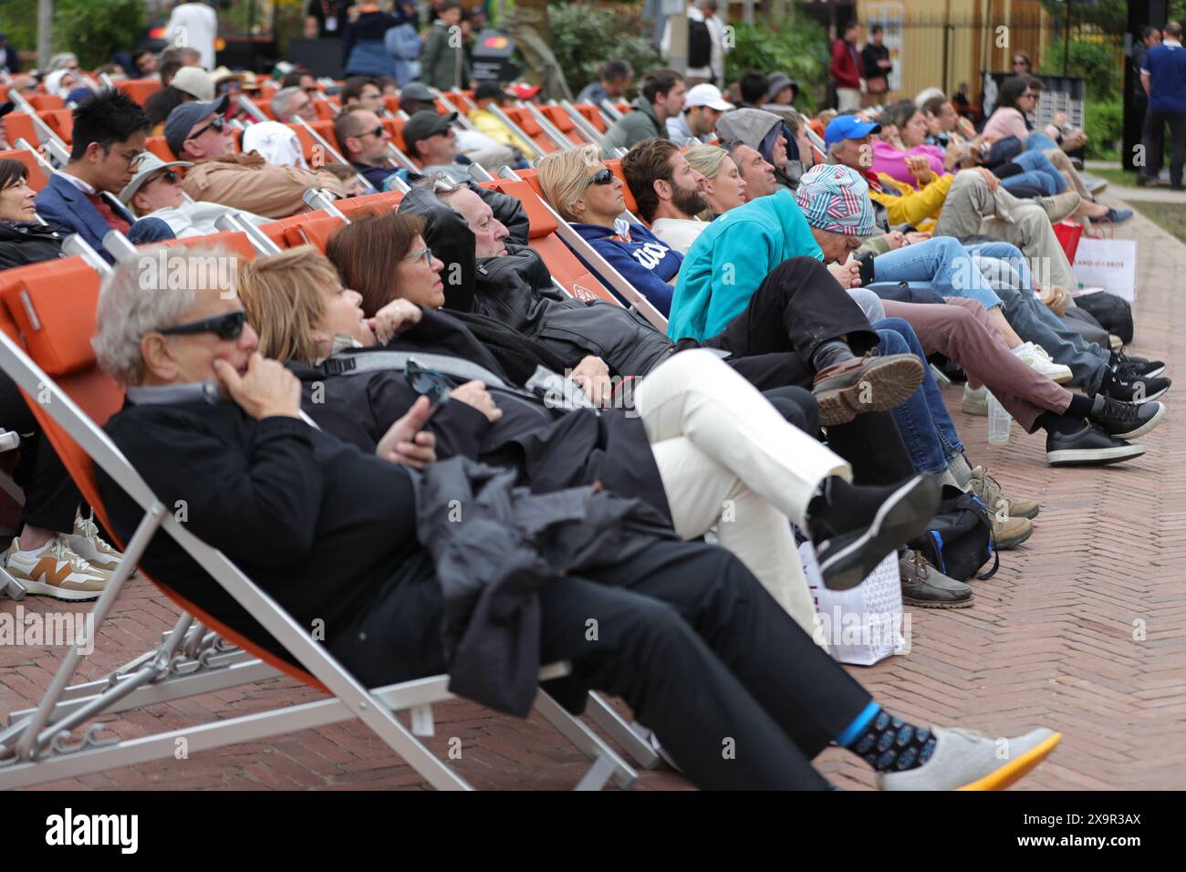 Roland Garros, Paris, France. 2 juin 2024. Tournoi de tennis français 2024, jour 8 ; les fans de tennis essaient de se tenir au chaud par temps froid à Paris crédit : action plus Sports/Alamy Live News Banque D'Images