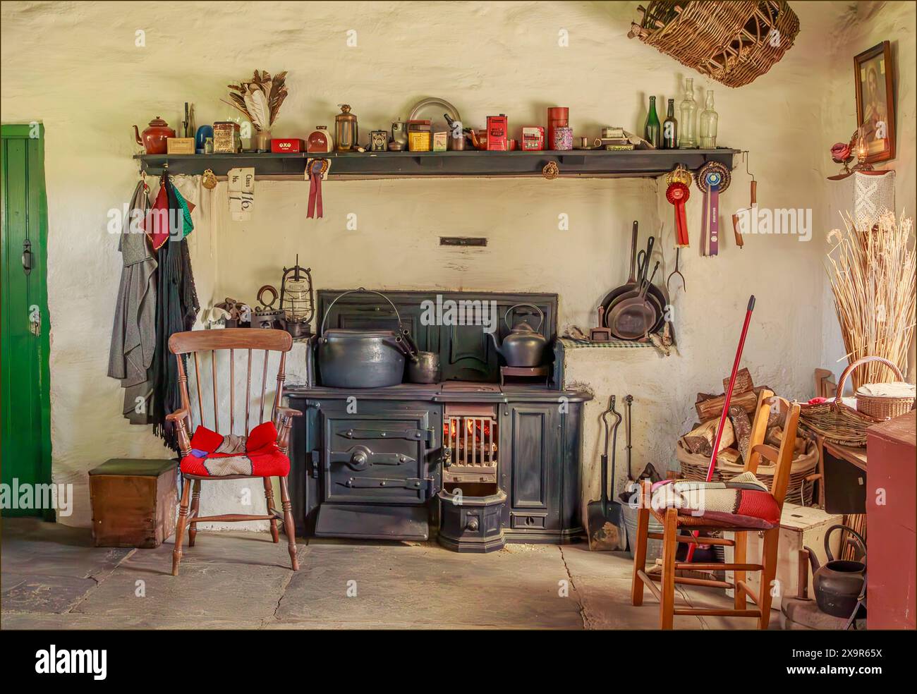 Une salle avec une gamme en métal solide comme dans le passé dans les zones rurales de l'Irlande Banque D'Images