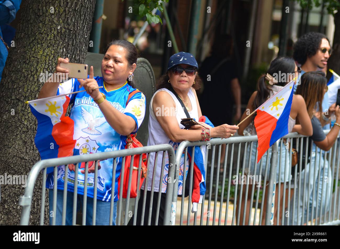 New York, États-Unis. 2 juin 2023. Les spectateurs prennent des photos sur Madison Avenue, Manhattan à New York lors de la 34e parade annuelle de la Journée philippine. Crédit : Ryan Rahman/Alamy Live News Banque D'Images