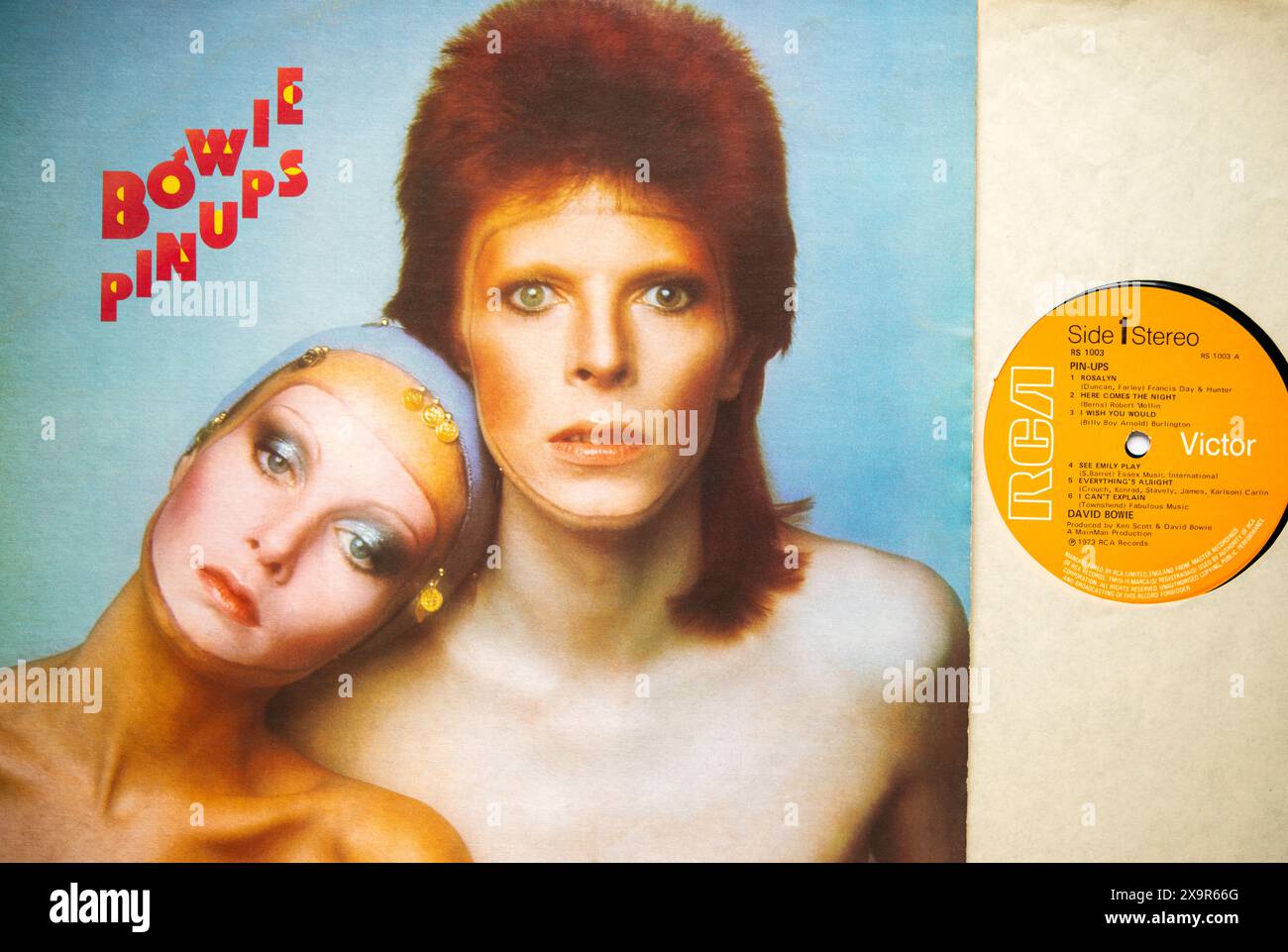 LP couverture et vinyle de PIN UPS, le septième album studio de David Bowie, qui a été sorti en 1973 Banque D'Images