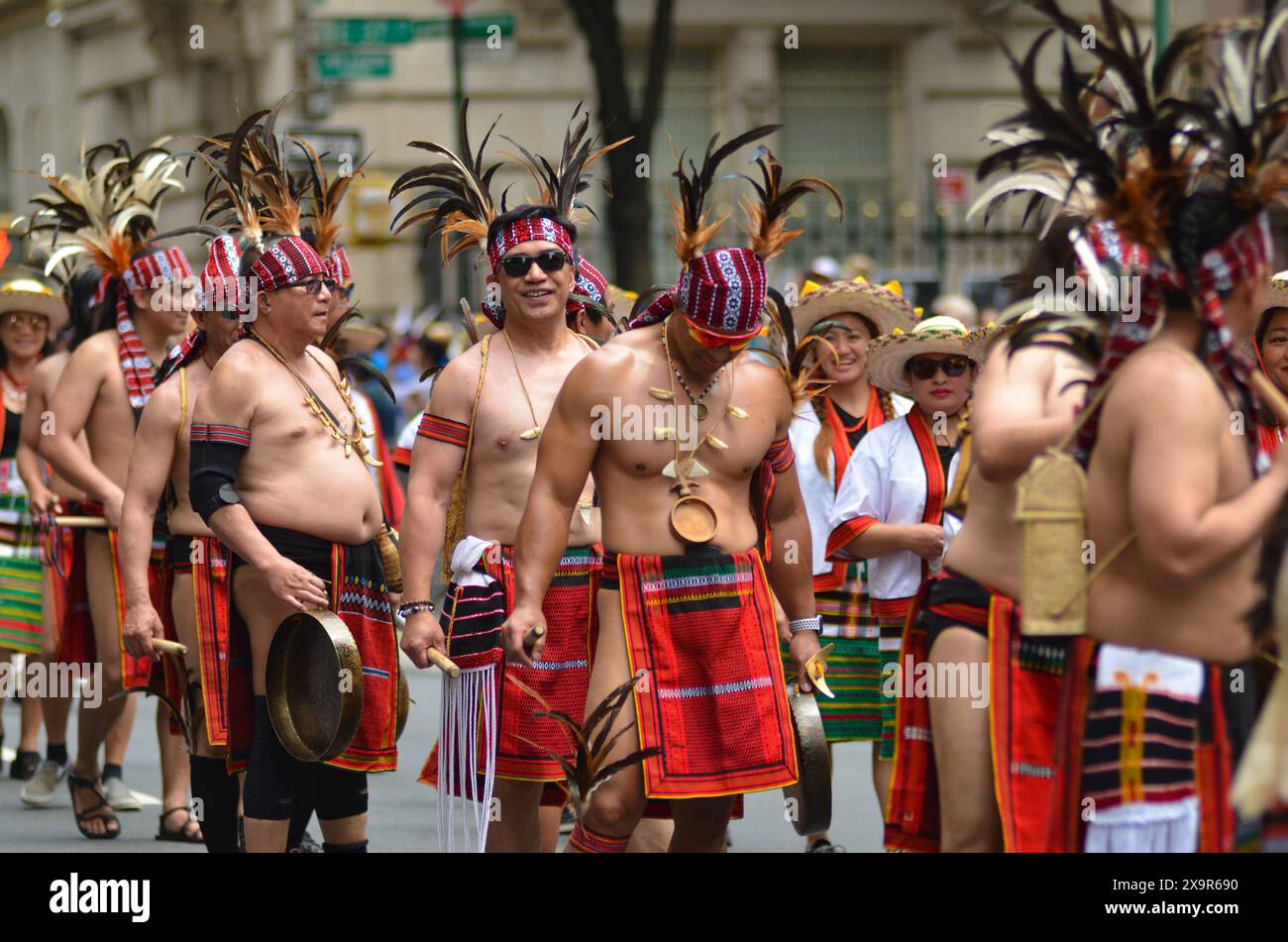 New York, États-Unis. 2 juin 2023. Les hommes philippiono portent une robe traditionnelle à Madison Avenue, Manhattan à New York lors de la 34e parade annuelle de la Journée philippine. Crédit : Ryan Rahman/Alamy Live News Banque D'Images