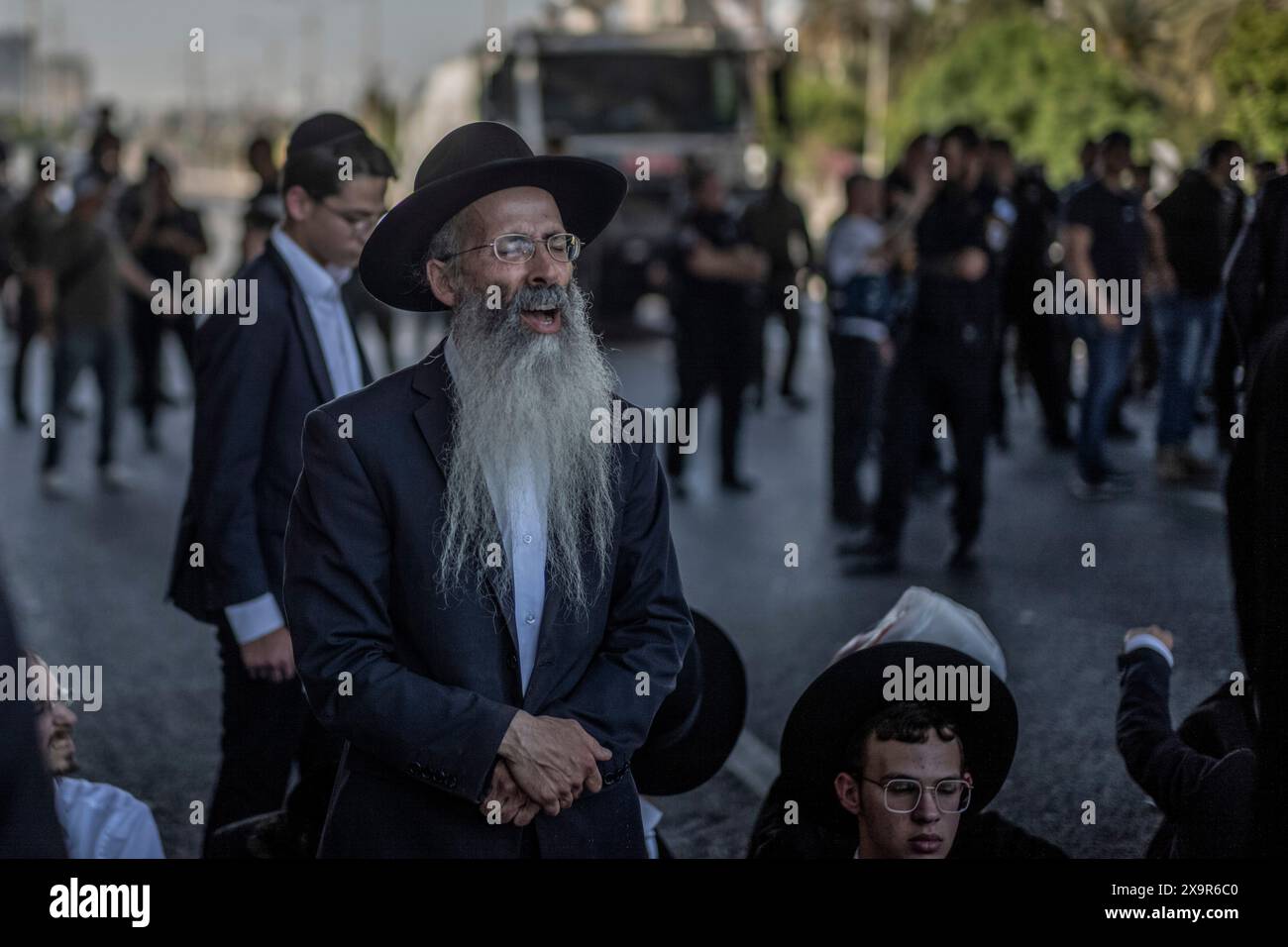 Bnei Brak, Israël. 02 juin 2024. Des manifestants juifs ultra-orthodoxes bloquent une route à Bnei Brak, lors d'une manifestation contre d'éventuels changements dans les lois exemptant les hommes ultra-orthodoxes de la conscription militaire. Crédit : Ilia Yefimovich/dpa/Alamy Live News Banque D'Images