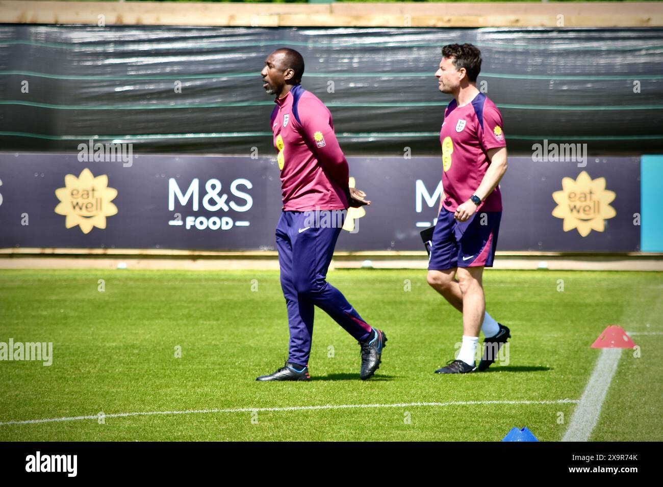 Darlington, Royaume-Uni. 02 juin 2024. L’entraîneur Jimmy Floyd Hasselbaink (à gauche) photographié alors que l’équipe provisoire d’Angleterre de Gareth Southgate s’entraîne au Rockliffe Park de Middlesbrough avant leur match contre la Bosnie-Herzégovine dans le cadre de leurs préparatifs pour les Championnats d’Europe de l’UEFA. Crédit : James Hind/Alamy. Banque D'Images