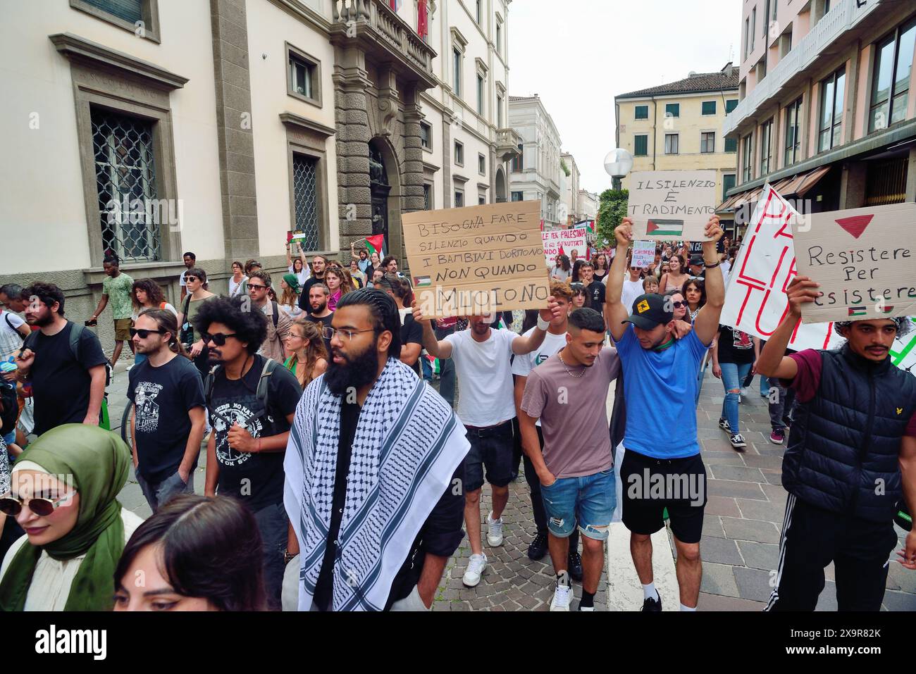 Padoue, Italie, 2 juin 2024. Manifestation régionale contre la guerre en Palestine. Deux mille personnes de toute la région défilent dans les rues de Padoue, scandant un slogan contre l'intervention armée d'Israël à Gaza, et contre la politique des gouvernements italiens actuels et passés pour avoir augmenté les dépenses militaires, ne pas travailler pour mettre fin aux conflits en Ucraine et en Palestine et contre les bases de l'OTAN et des États-Unis en Italie. La manifestation est totalement pacifique, aucun affrontement avec les quelques policiers présents. Crédits : Ferdinando Piezzi/Alamy Live News Banque D'Images