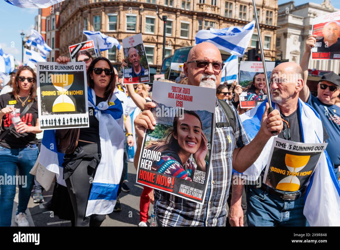 Londres, Royaume-Uni. 2 juin 2024. Des milliers de personnes ont défilé à Londres dans le cadre de l’appel à l’unité mondiale pour ramener les otages chez eux maintenant, un événement de solidarité organisé dans 24 pays à travers le monde, s’unissant pour exiger la libération immédiate des otages. L'événement comprenait une gamme de conférenciers, y compris des membres de la famille de certains des 125 otages encore détenus en captivité, et des spectacles musicaux par des artistes israéliens. 1 200 Israéliens ont été brutalement assassinés et 240 otages ont été pris lorsque le Hamas a envahi Israël le 7 octobre 2023. Crédit : Amanda Rose/Alamy Live News Banque D'Images