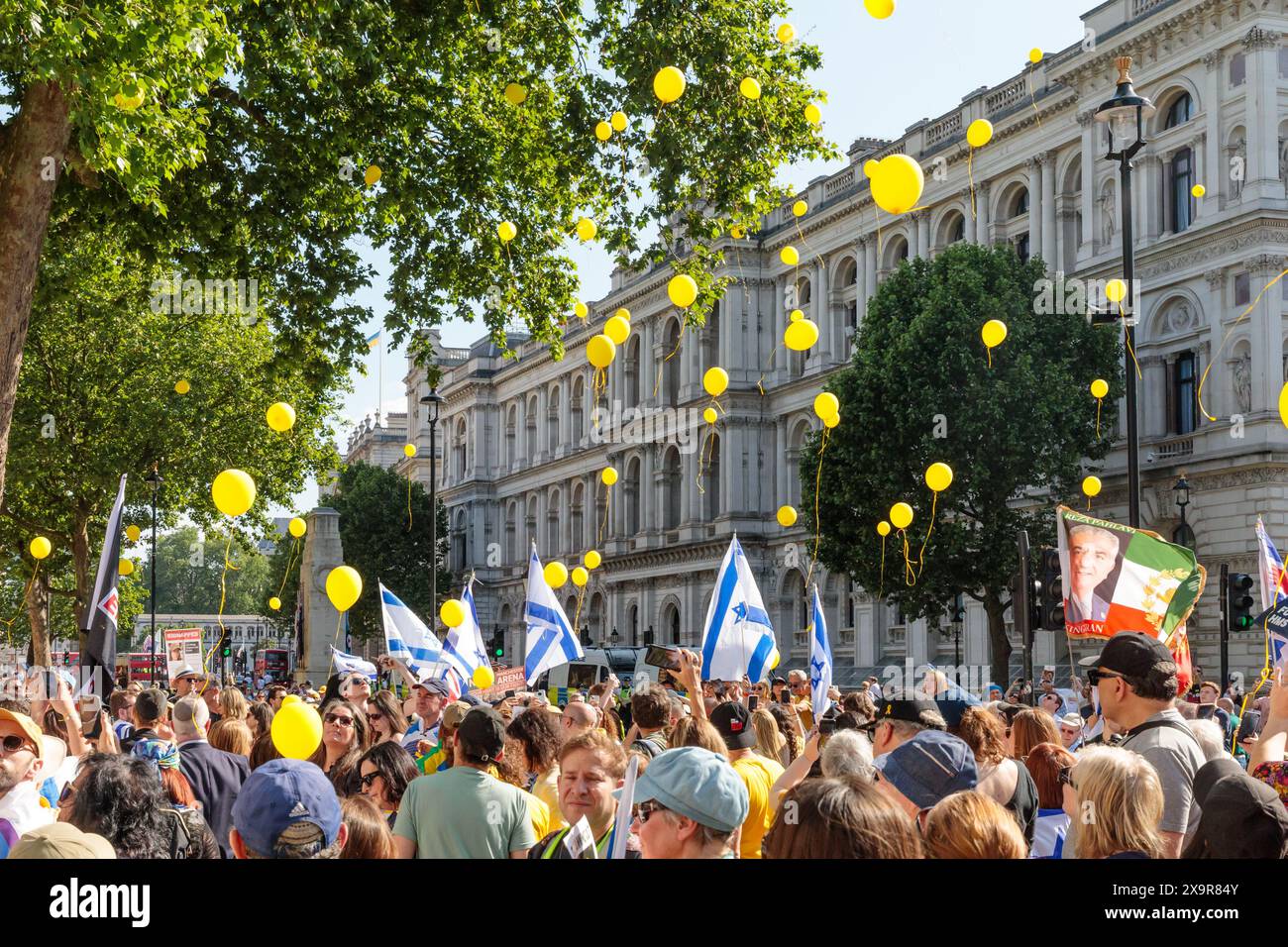 Londres, Royaume-Uni. 2 juin 2024. Des ballons jaunes ont été lâchés pour symboliser la libération des 125 otages encore retenus en captivité lors de la finale d’un événement qui a vu des milliers de personnes marcher à travers Londres dans le cadre de l’appel à l’unité mondiale pour ramener les otages à la maison maintenant, un événement de solidarité est organisé dans 24 pays à travers le monde, s'unissant pour exiger la libération immédiate des otages. L'événement comprenait une gamme de conférenciers, y compris des membres de la famille de certains des 125 otages encore détenus en captivité, et des spectacles musicaux par des artistes israéliens. Crédit : Amanda Rose/Alamy Live News Banque D'Images