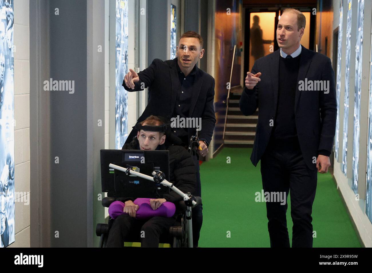 Photo datée du 11/01/24 du Prince de Galles (à droite) rencontrant Rob Burrow et Kevin Sinfield lors d’une visite au Headingley Stadium, Leeds, pour les féliciter et leur décerner un Commandeur de l’ordre de l’Empire britannique (CBE), pour leurs efforts de sensibilisation à la maladie du motoneurone. L'ancien joueur de Leeds Rhino est décédé à l'âge de 41 ans, son ancien club l'ont annoncé. L'ancien joueur de rugby est décédé quatre ans et demi après son diagnostic de maladie du motoneurone. Date d'émission : dimanche 2 juin 2024. Banque D'Images