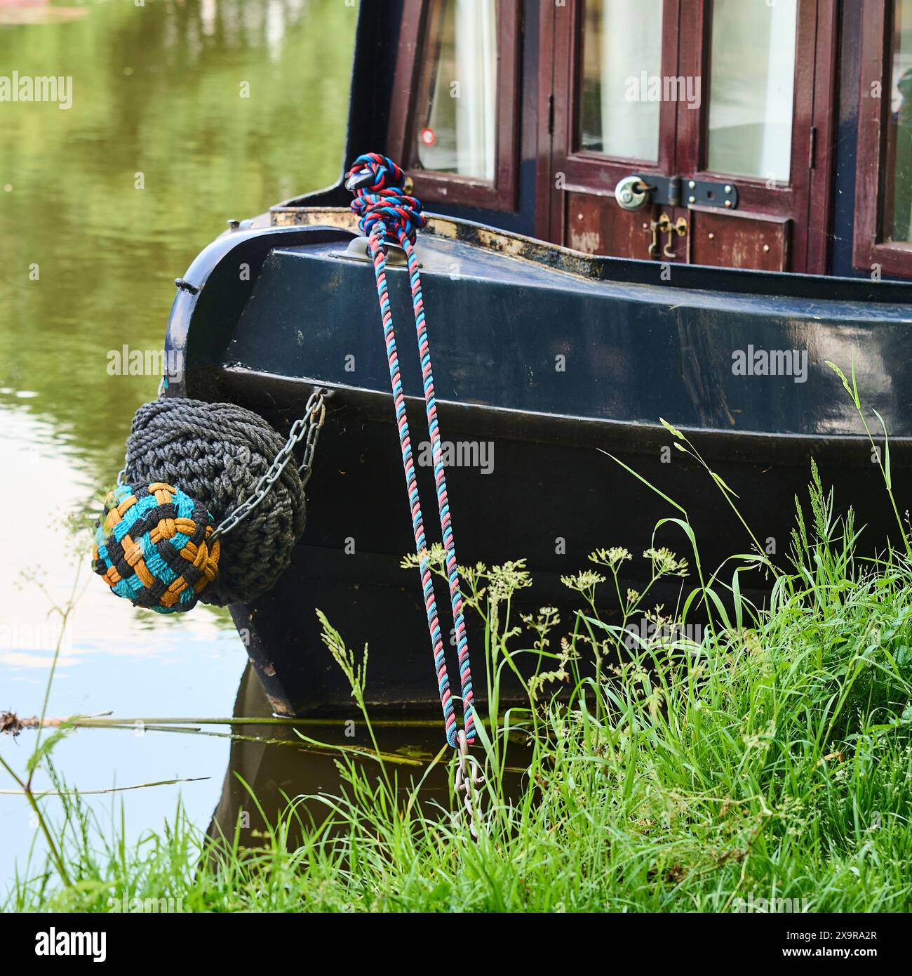 Corde d'amarrage fixant un bateau au bord d'un canal Banque D'Images