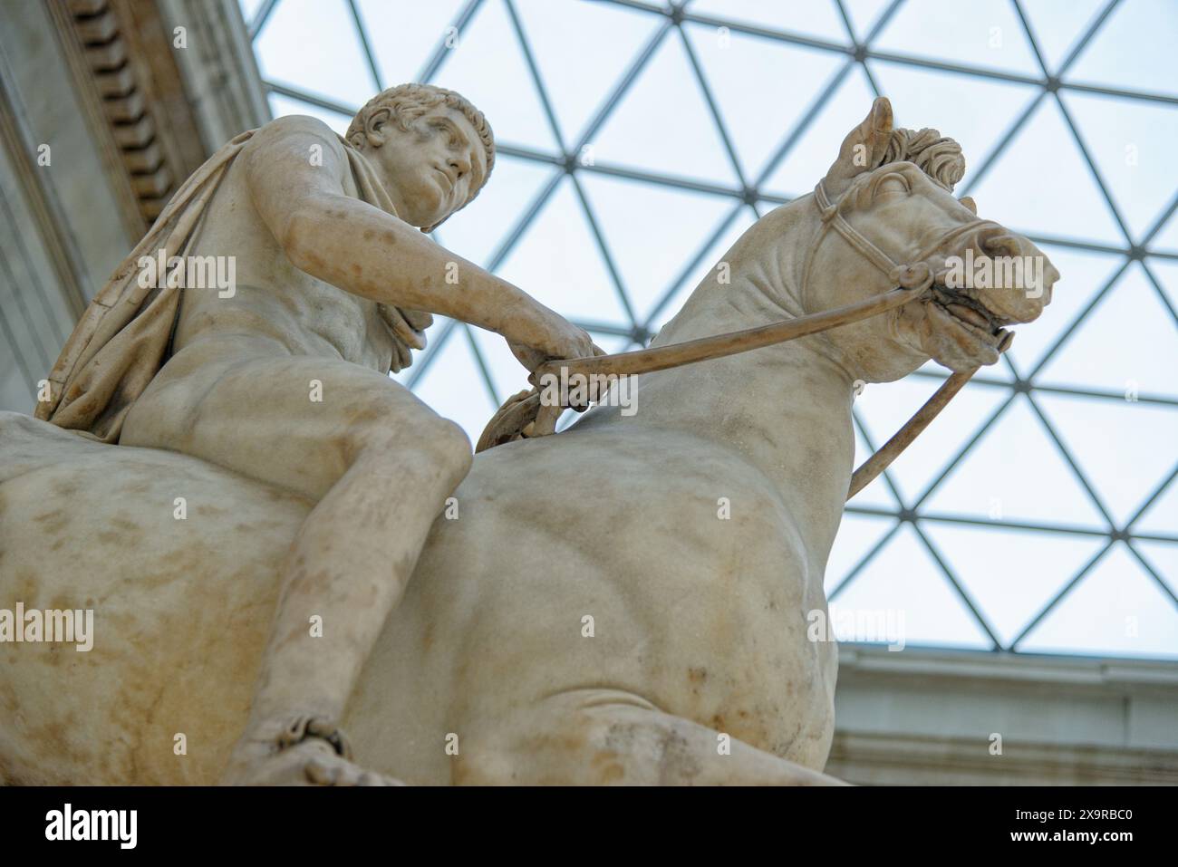 Statue équestre romaine dans la Grande Cour, quadrilatère central couvert du British Museum - Londres, Royaume-Uni, 31.03.2023 Banque D'Images