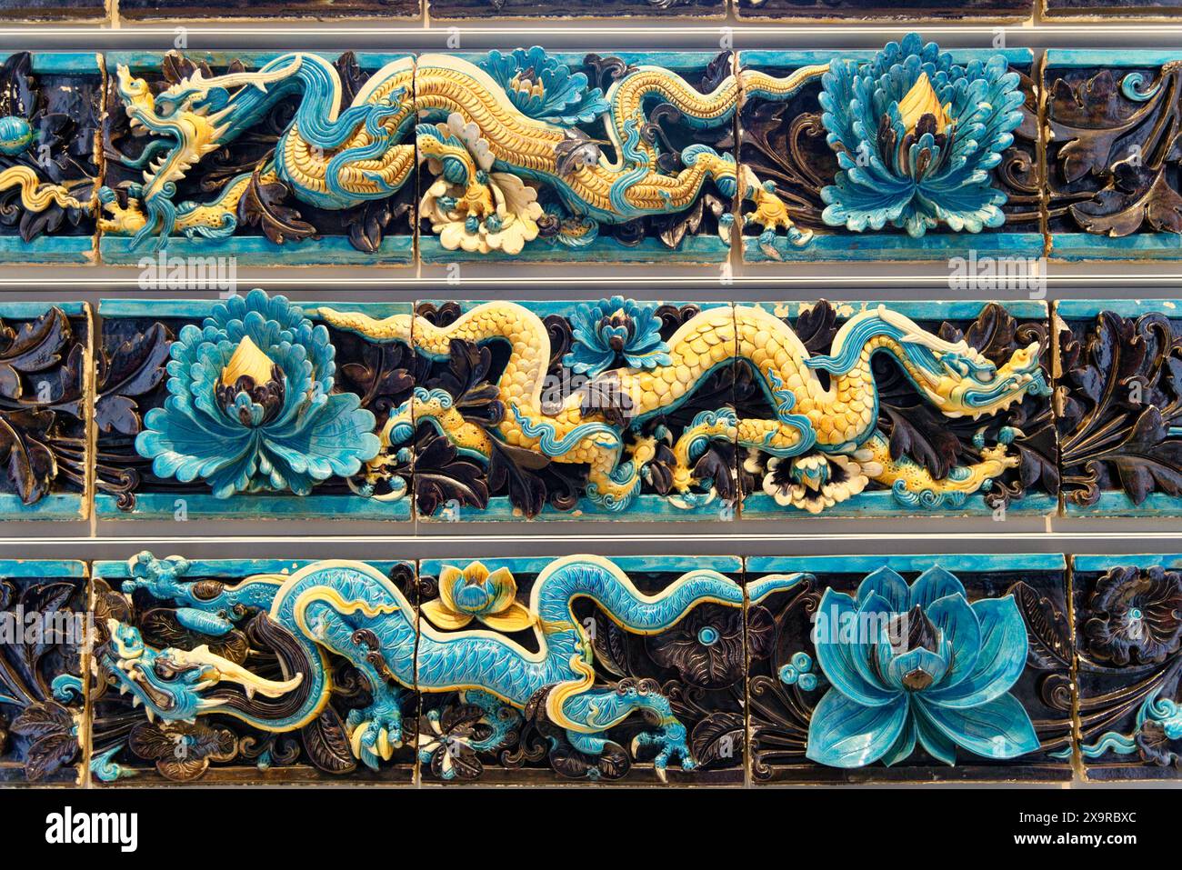 Tuiles de dragon en céramique émaillée de la dynastie Ming, datant du 15ème au 16ème siècle Chine au British Museum - Londres, Royaume-Uni, 31.03.2023 Banque D'Images