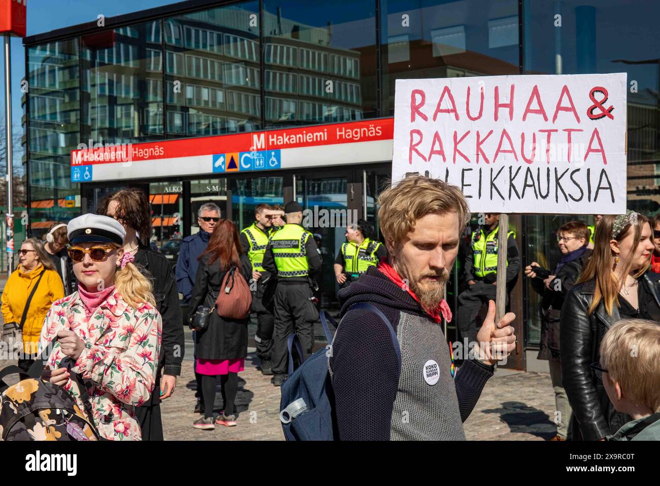 Rauhaa & Rakkautta, EI Leikkauksia. Homme avec un signe manuscrit devant l'entrée de la station de métro Hakaniemi dans le quartier Hakaniemi d'Helsinki, Finlande. Banque D'Images Rauhaa & Rakkautta, EI Leikkauksia. Homme avec un signe manuscrit devant l'entrée de la station de métro Hakaniemi dans le quartier Hakaniemi d'Helsinki, Finlande. Banque D'Images