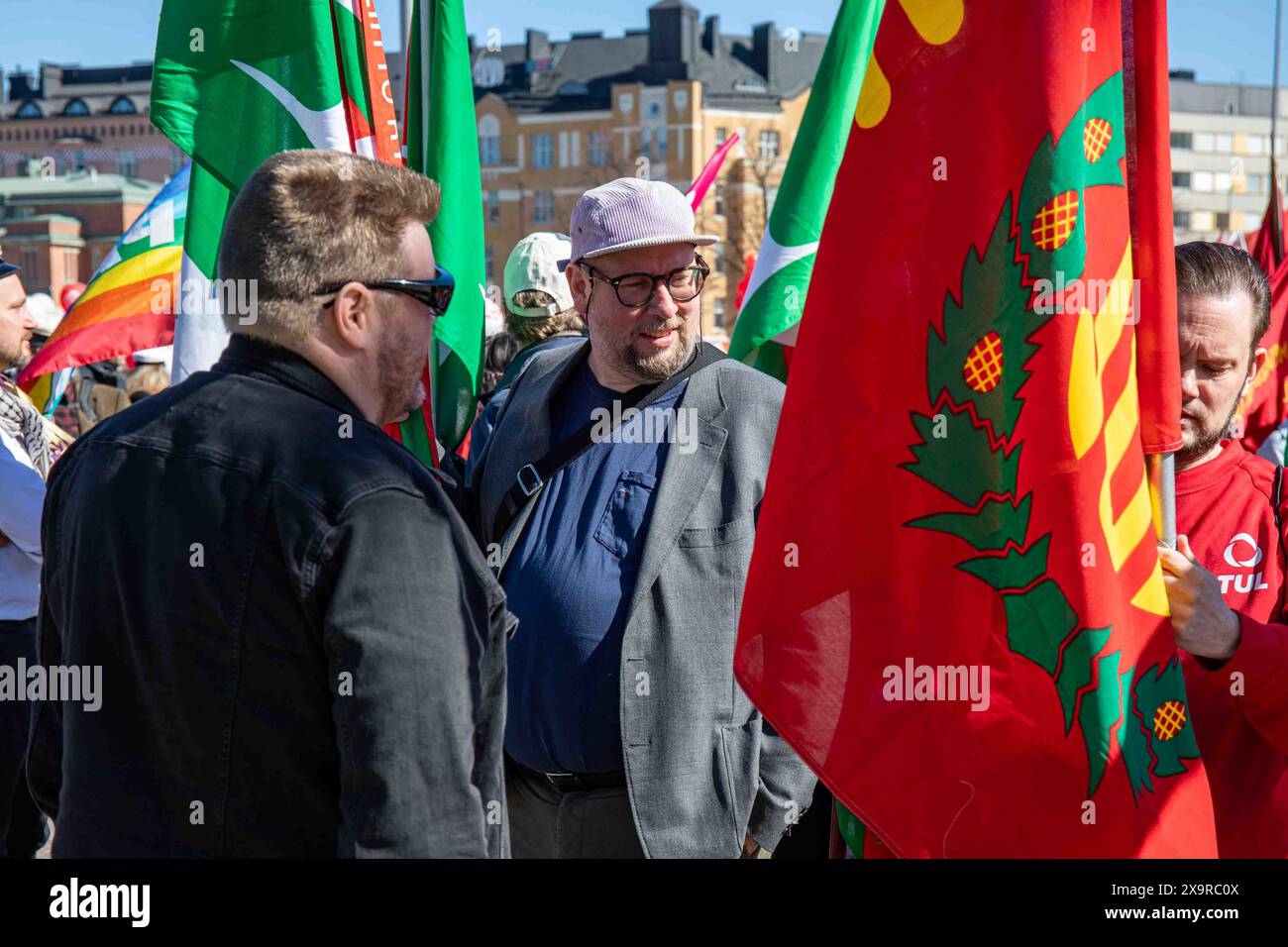 Le maire adjoint Paavo Arhinmäki participe à la marche de la fête du travail sur la place du marché Hakaniemi, Helsinki, Finlande Banque D'Images